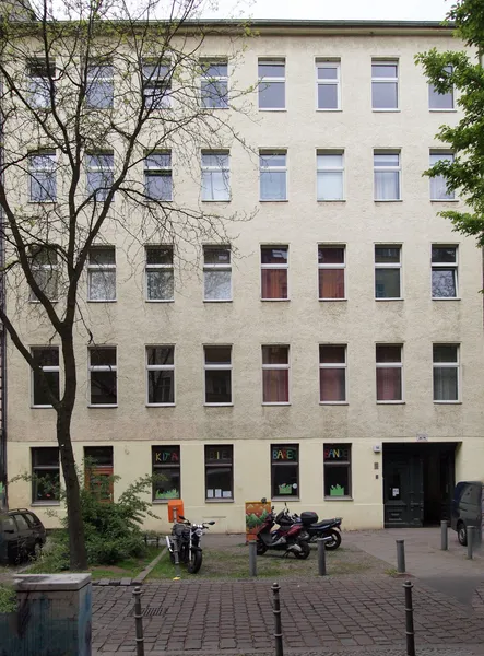 Ruhige, möblierte 2 Zimmer Altbauwohnung im Seitenflügel — photo 1